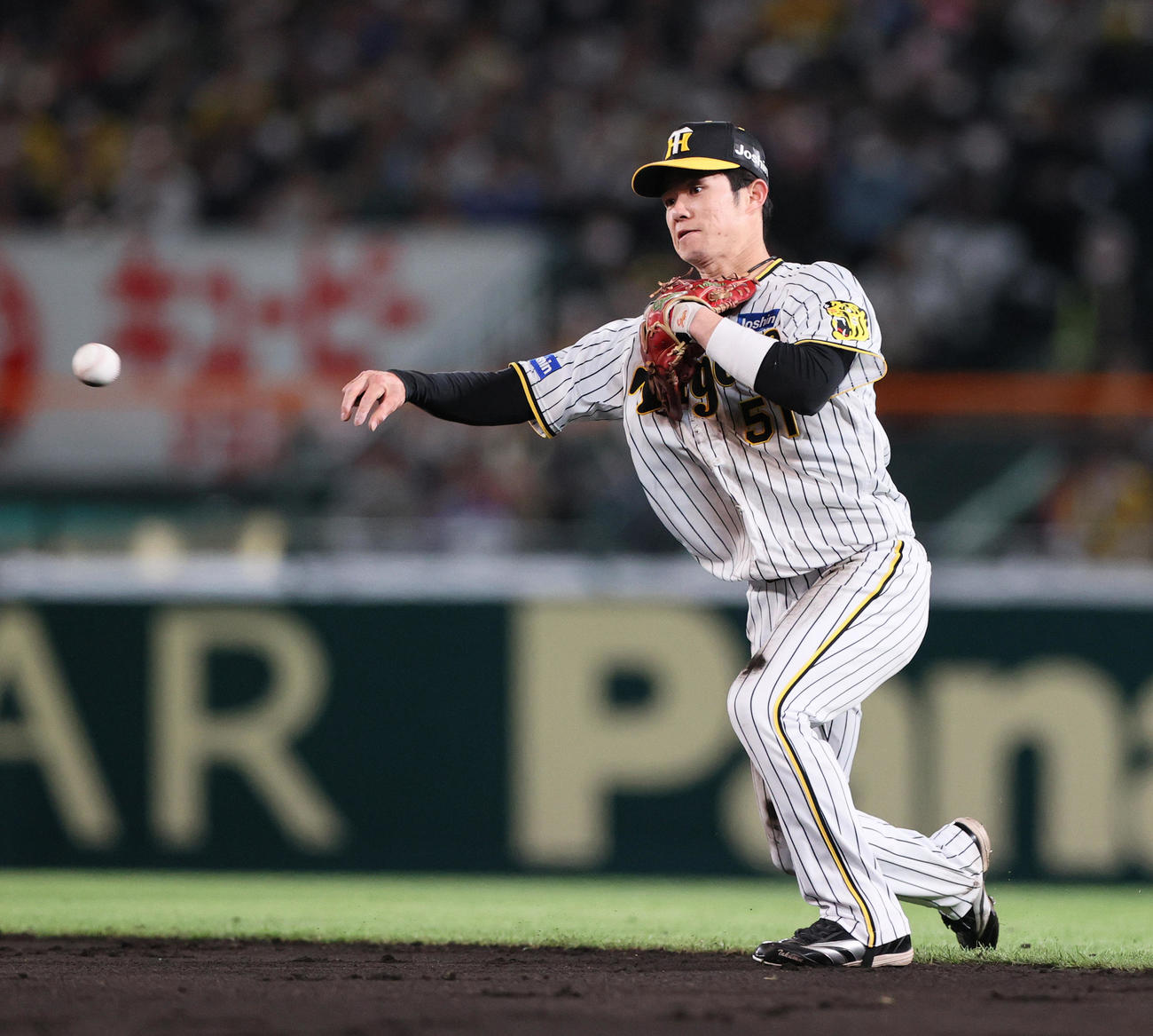阪神対中日　5回表中日無死、中野は石川昂を二ゴロに仕留める（撮影・上山淳一）