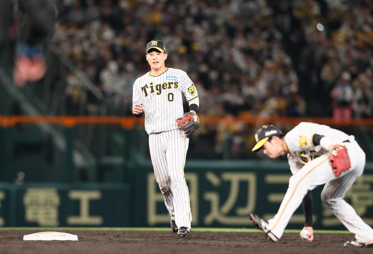 阪神対中日　5回表中日無死、大島の打球を青柳がはじき素手で捕球しアウトにする中野（右）（撮影・上山淳一）