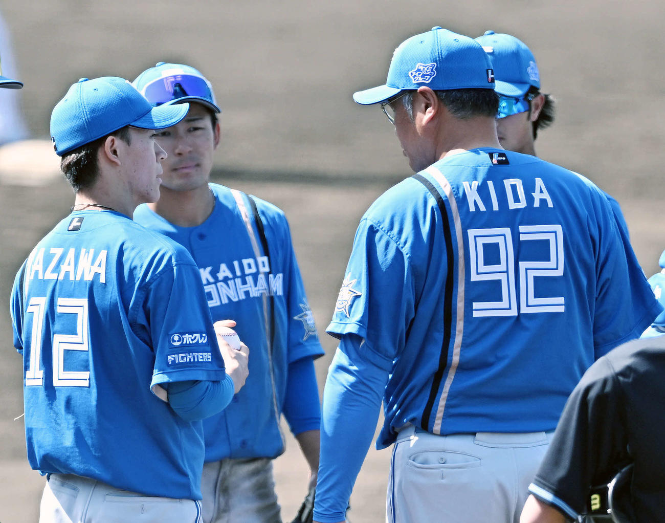 イースタン・リーグ西武戦の4回裏、ピンチに日本ハム木田2軍監督（右手前）から声をかけられる2番手の矢沢（左）（撮影・滝沢徹郎）