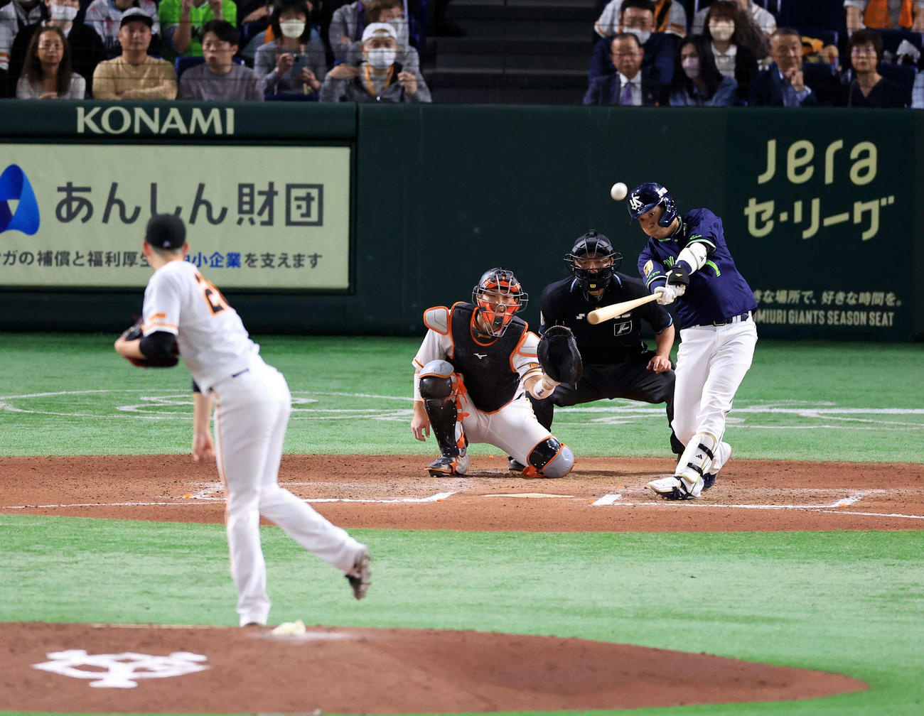 巨人対ヤクルト　6回表ヤクルト無死、山田は左越えソロ本塁打を放つ。投手戸郷（撮影・浅見桂子）
