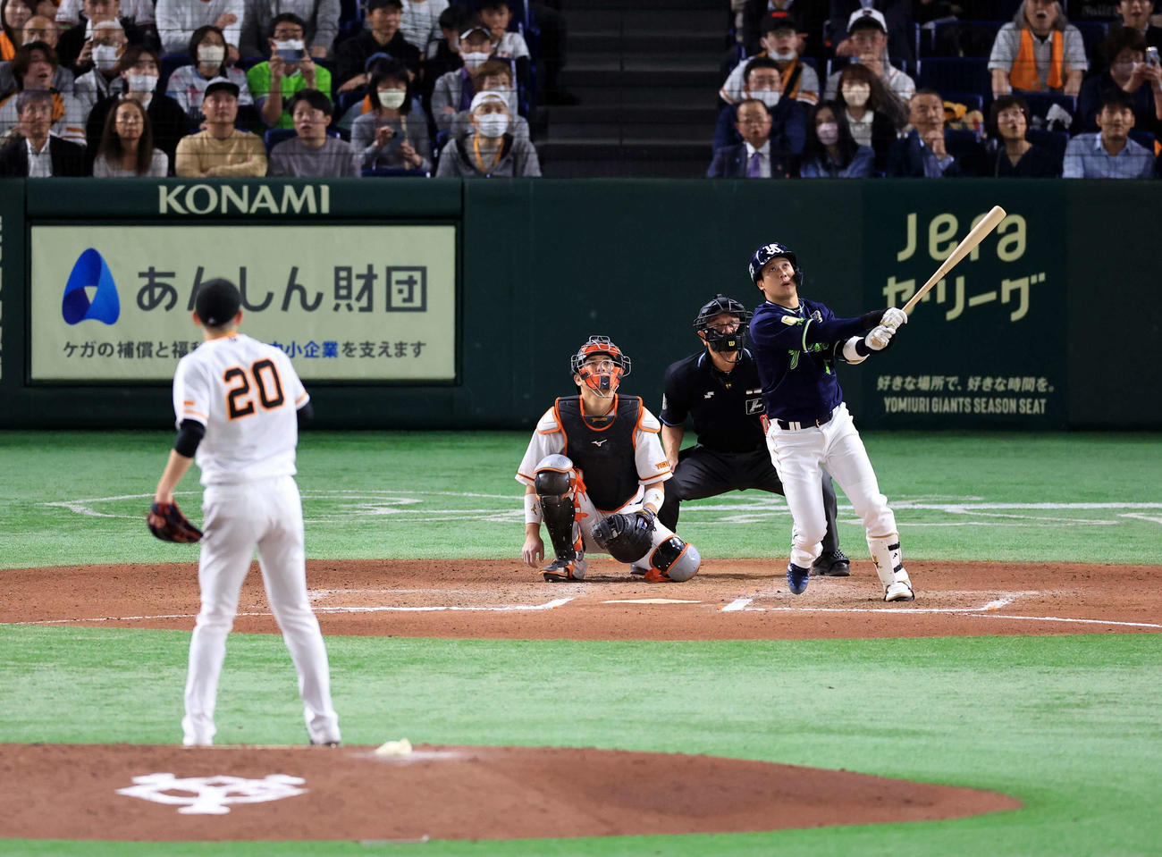 巨人対ヤクルト　6回表ヤクルト無死、山田は左越えソロ本塁打を放つ。投手戸郷（撮影・浅見桂子）