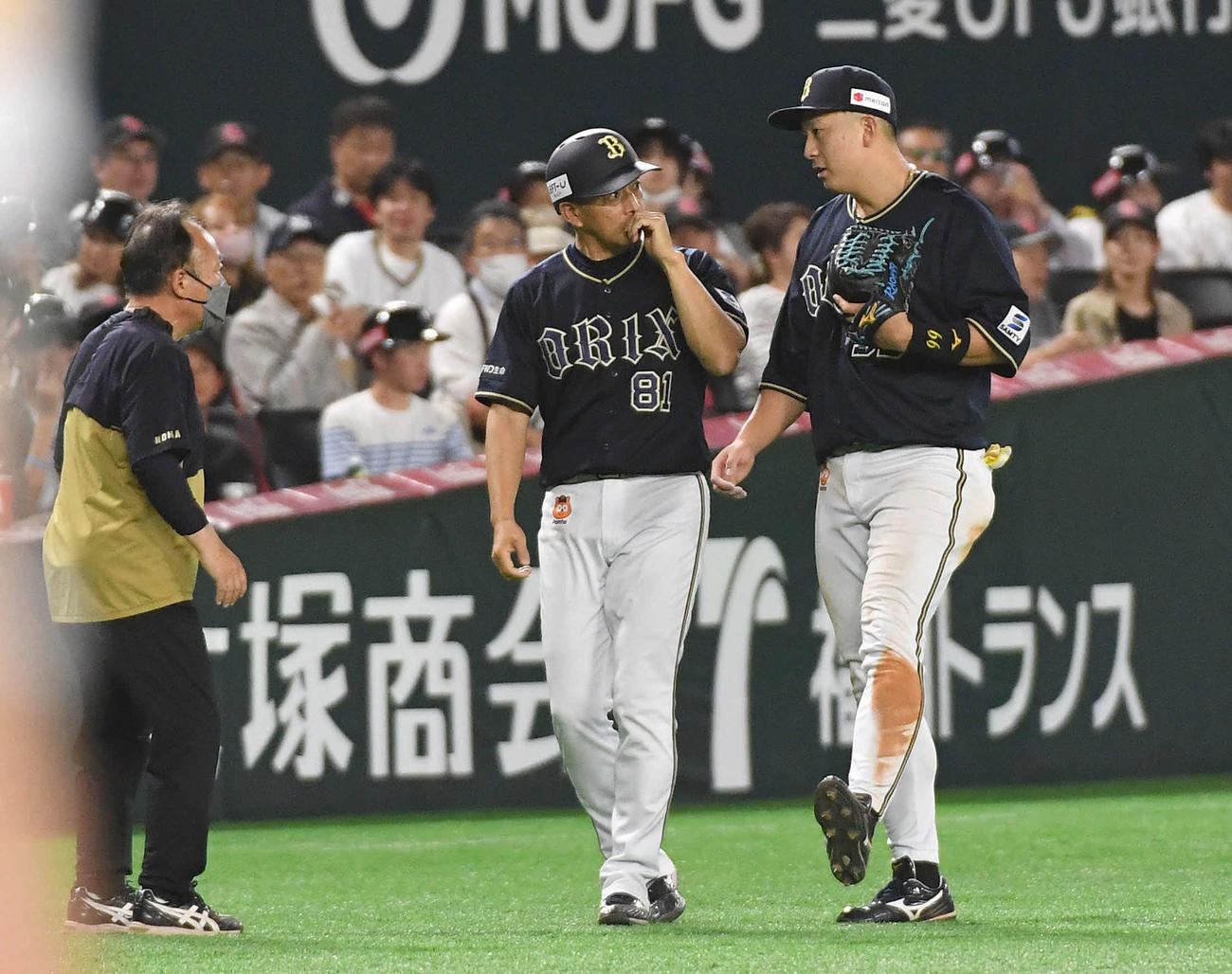 ソフトバンク対オリックス　6回裏ソフトバンク2死、柳田の左二塁打の処理後、違和感を訴えてベンチへ戻る杉本（右）。中央は田口コーチ（撮影・岩下翔太）