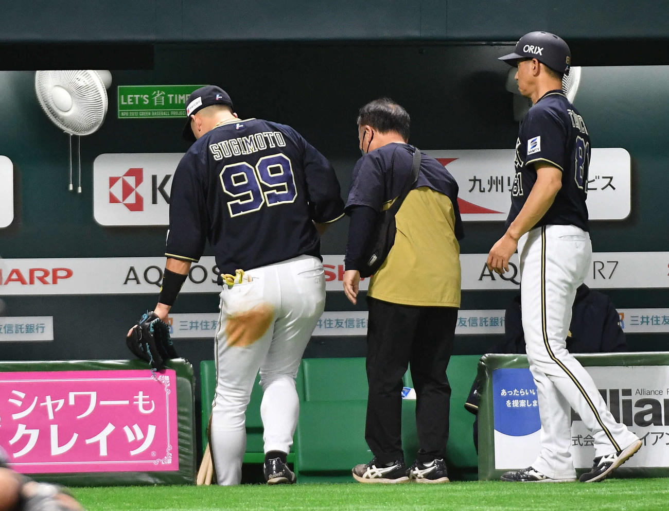 ソフトバンク対オリックス　6回裏ソフトバンク2死、柳田の左二塁打の処理後、違和感を訴えてベンチへ戻る杉本（左）（撮影・岩下翔太）