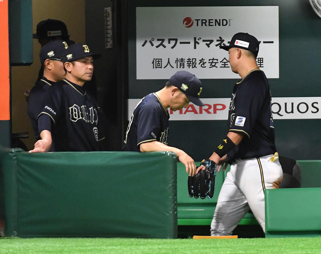 ソフトバンク対オリックス　6回裏ソフトバンク2死、柳田の左二塁打の処理後、違和感を訴えてベンチへ戻る杉本（右）（撮影・岩下翔太）
