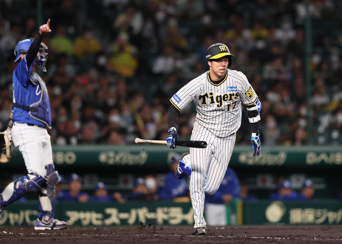 阪神対中日　3回裏阪神無死一塁、バントを決める青柳（撮影・上山淳一）