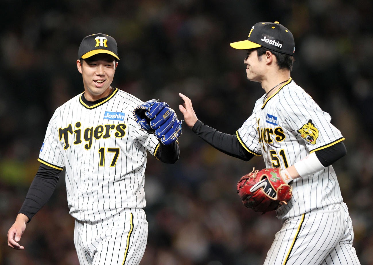 阪神対中日　5回表終了後、青柳（左）は好守備をした中野を笑顔で迎える（撮影・上山淳一）