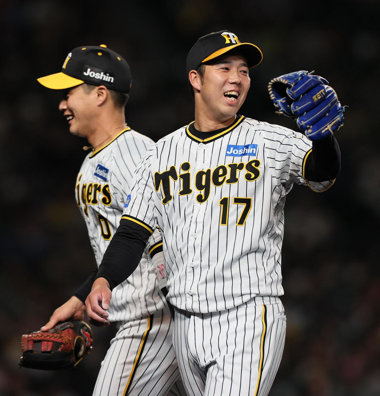 阪神対中日　5回表終了後、青柳は好守の中野を笑顔で迎える。左は木浪（撮影・上山淳一）