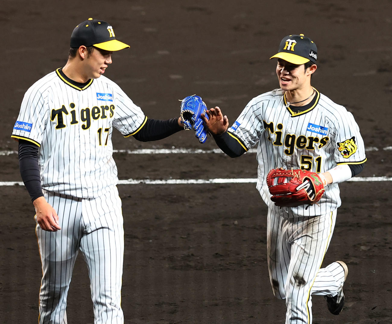 阪神対中日　5回を終え好守を連発した二塁手の中野（右）を迎える阪神青柳（撮影・藤尾明華）