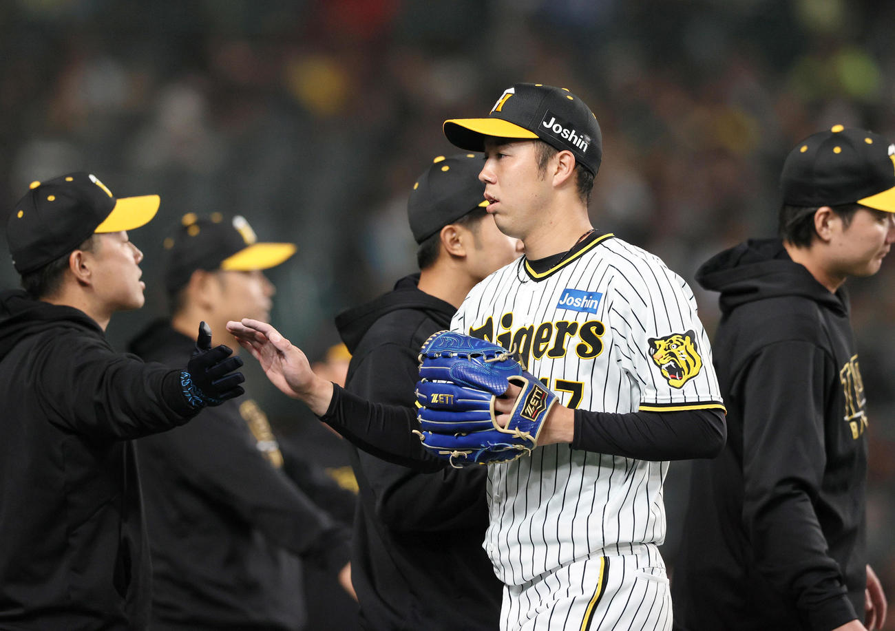 阪神対中日　3回表終了後、ベンチに引き揚げる阪神先発の青柳（撮影・上山淳一）
