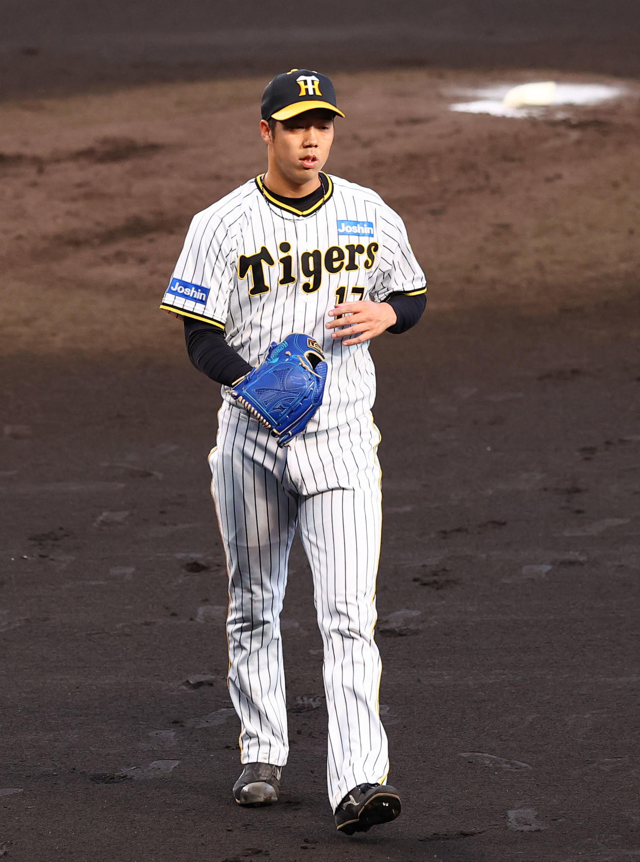 阪神対中日　1回表に3失点し、ベンチに戻る阪神青柳（撮影・藤尾明華）
