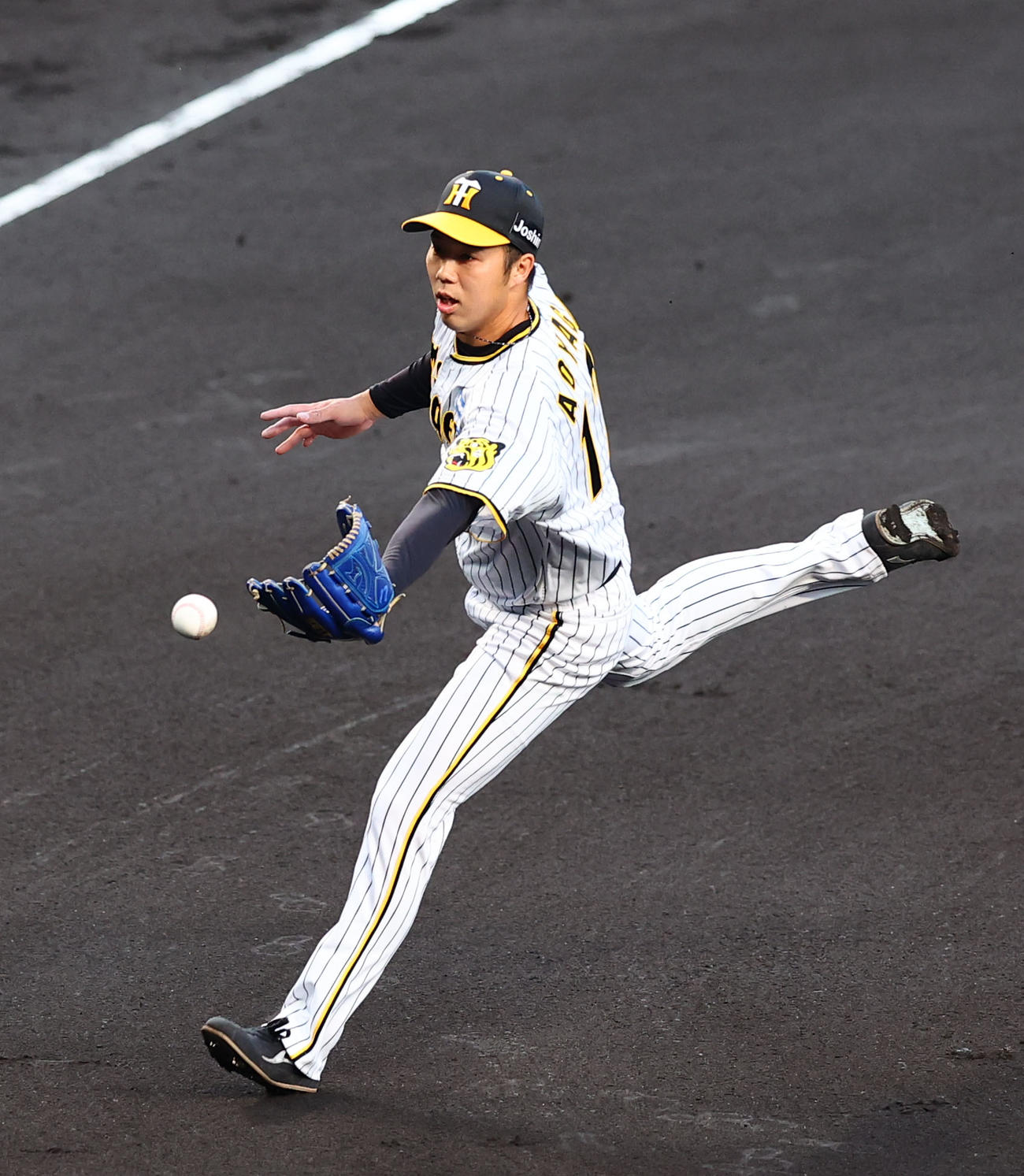 阪神対中日　1回表中日無死満塁、石川昂の投ゴロを捕球し本塁へグラブトスする青柳（撮影・藤尾明華）