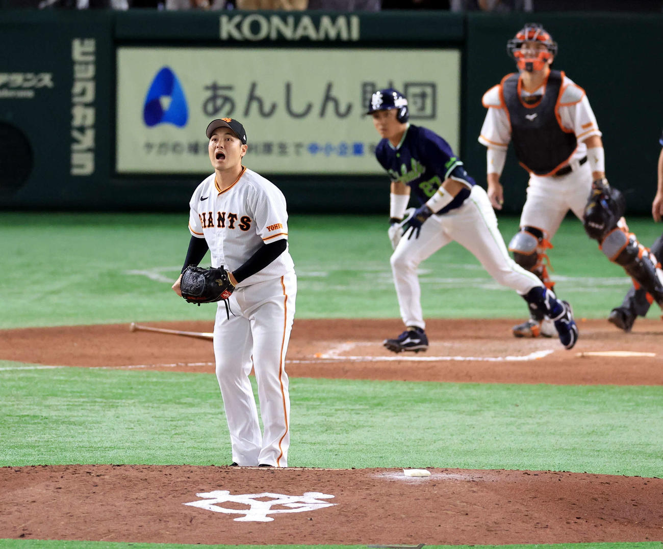 巨人対ヤクルト　6回表ヤクルト2死一、三塁、中村に2点同点適時二塁打を許し、しまったという表情の手鍵谷（撮影・浅見桂子）