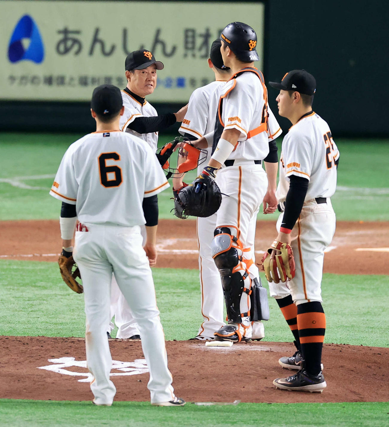 巨人対ヤクルト　6回表ヤクルト2死一、三塁の場面で戸郷（右から3人目）に降板を告げる原監督（中央）（撮影・浅見桂子）