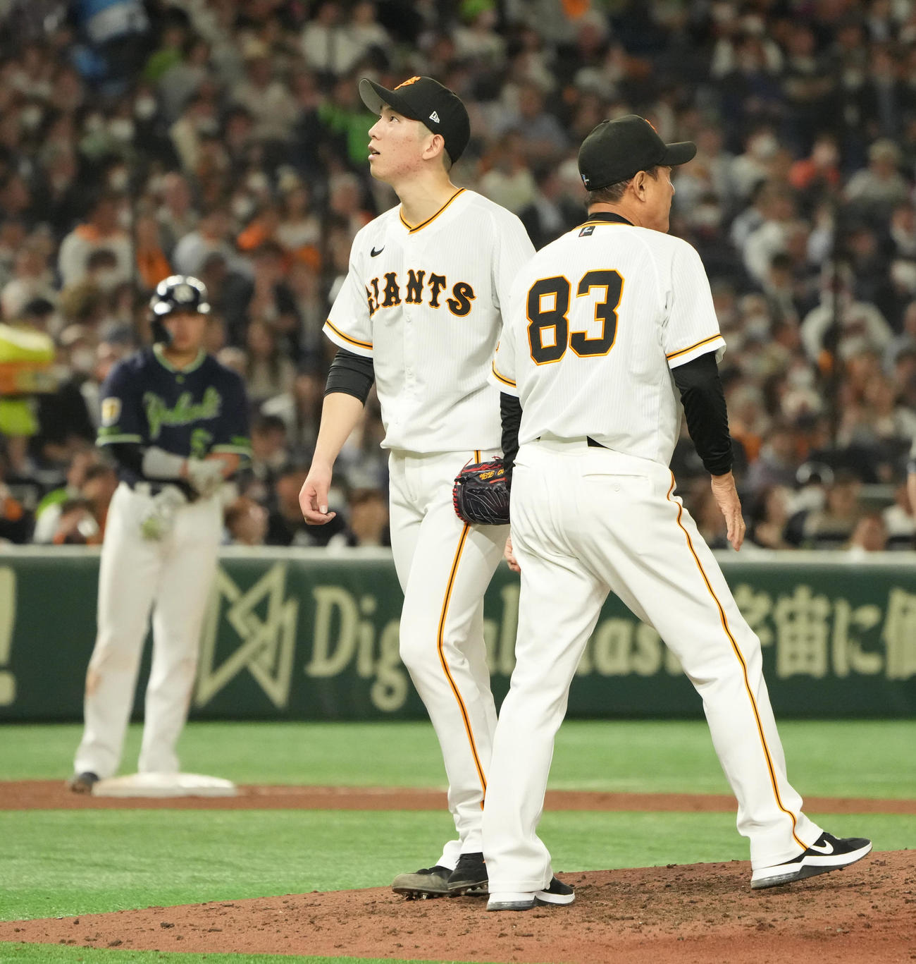 巨人対ヤクルト　6回表ヤクルト1死一、二塁、巨人先発の戸郷は原監督（右）から交代を告げられる（撮影・小沢裕）