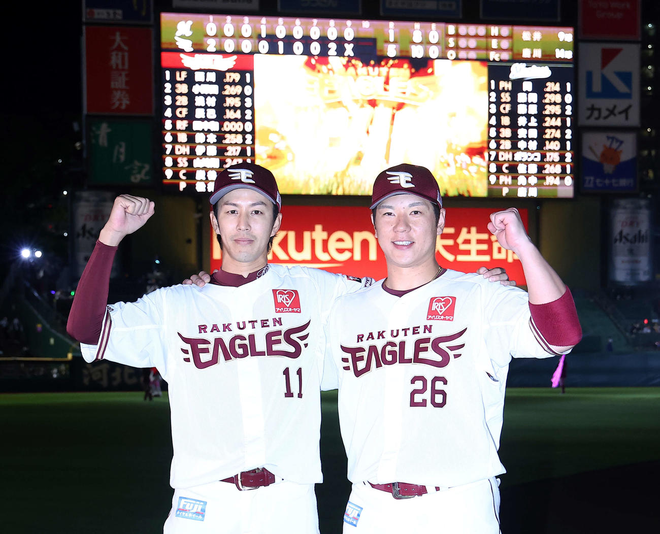 楽天対ロッテ　ロッテに勝利し、肩を組みながら写真に納まる岸（左）と炭谷（撮影・河田真司）