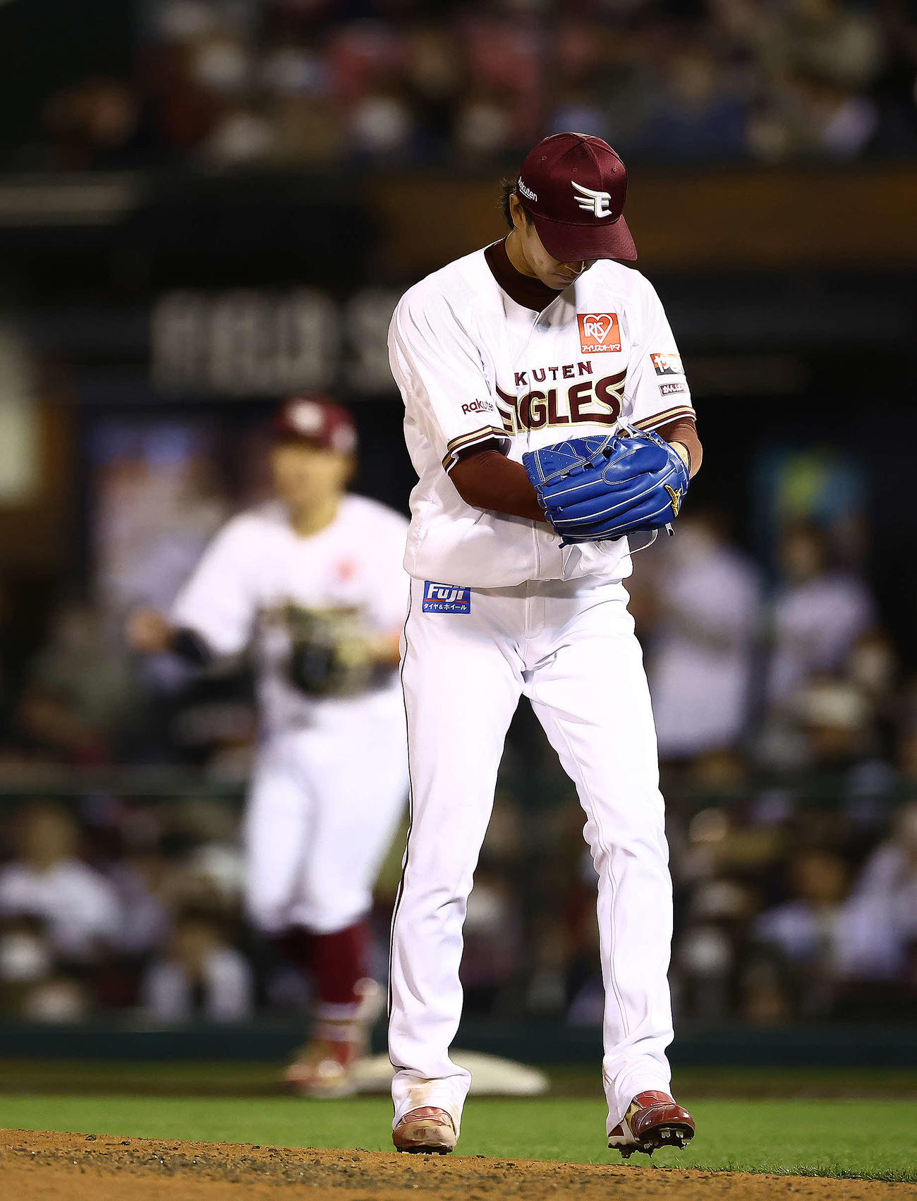 楽天対ロッテ　7回表ロッテ2死一塁、平沢を二ゴロに抑える岸（撮影・河田真司）