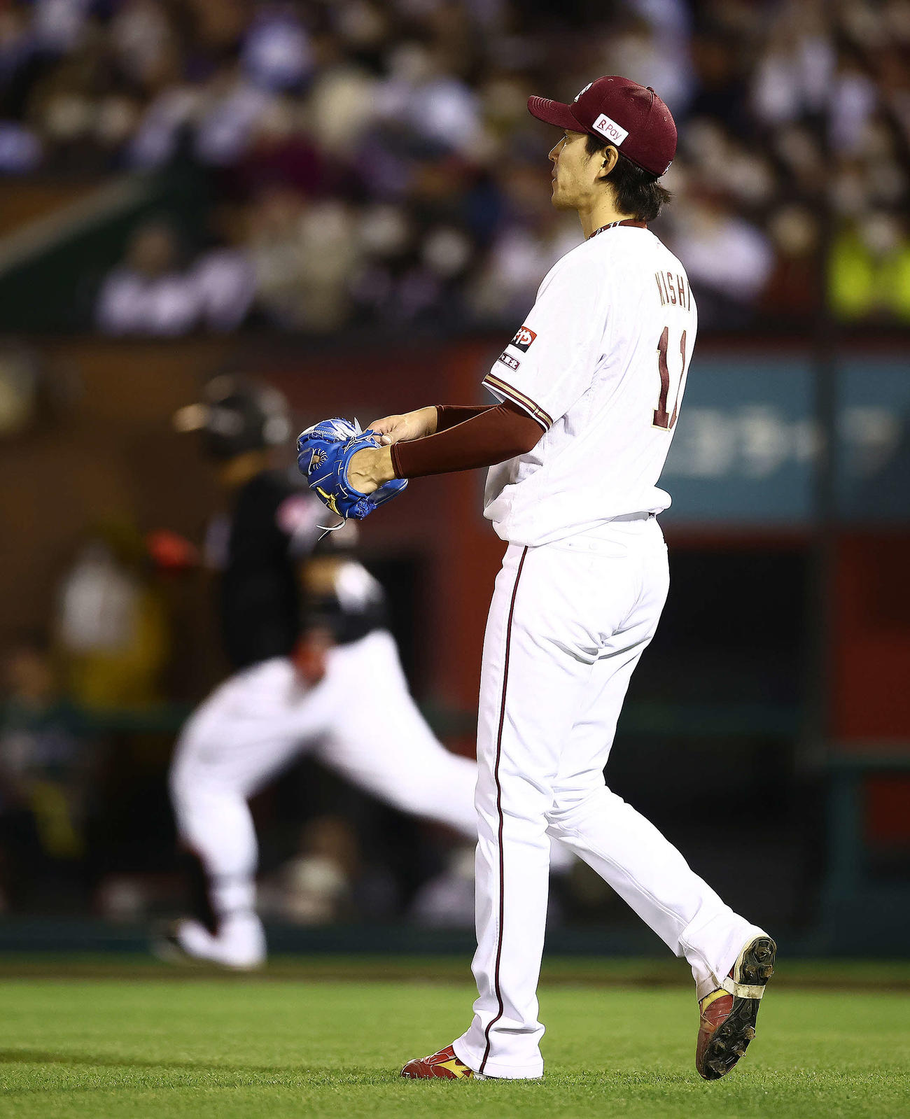 楽天対ロッテ　8回表ロッテ2死、井上（奥）を中飛に抑える岸（撮影・河田真司）