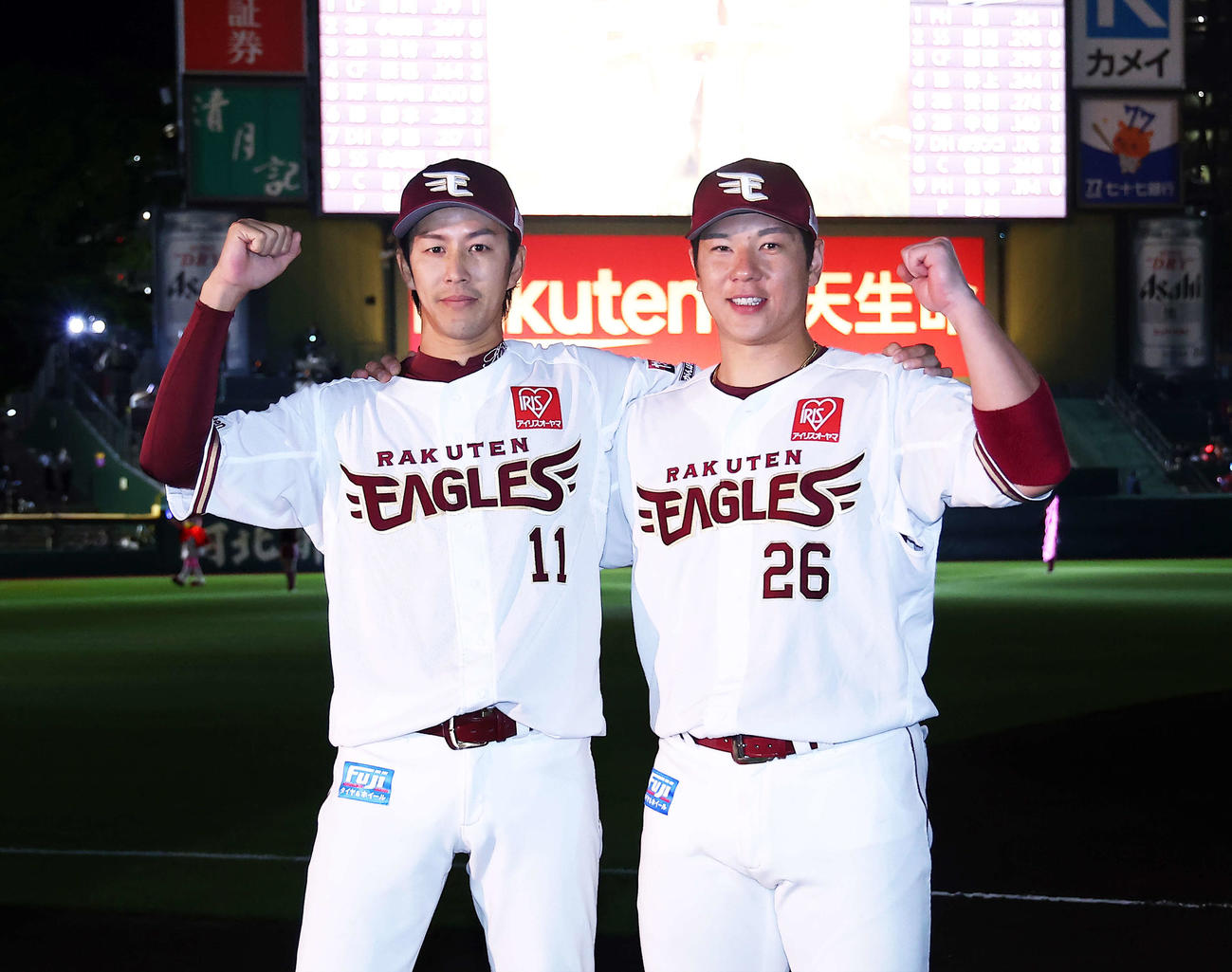 楽天対ロッテ　ロッテに勝利し、肩を組みながら写真に納まる岸（左）と炭谷（撮影・河田真司）