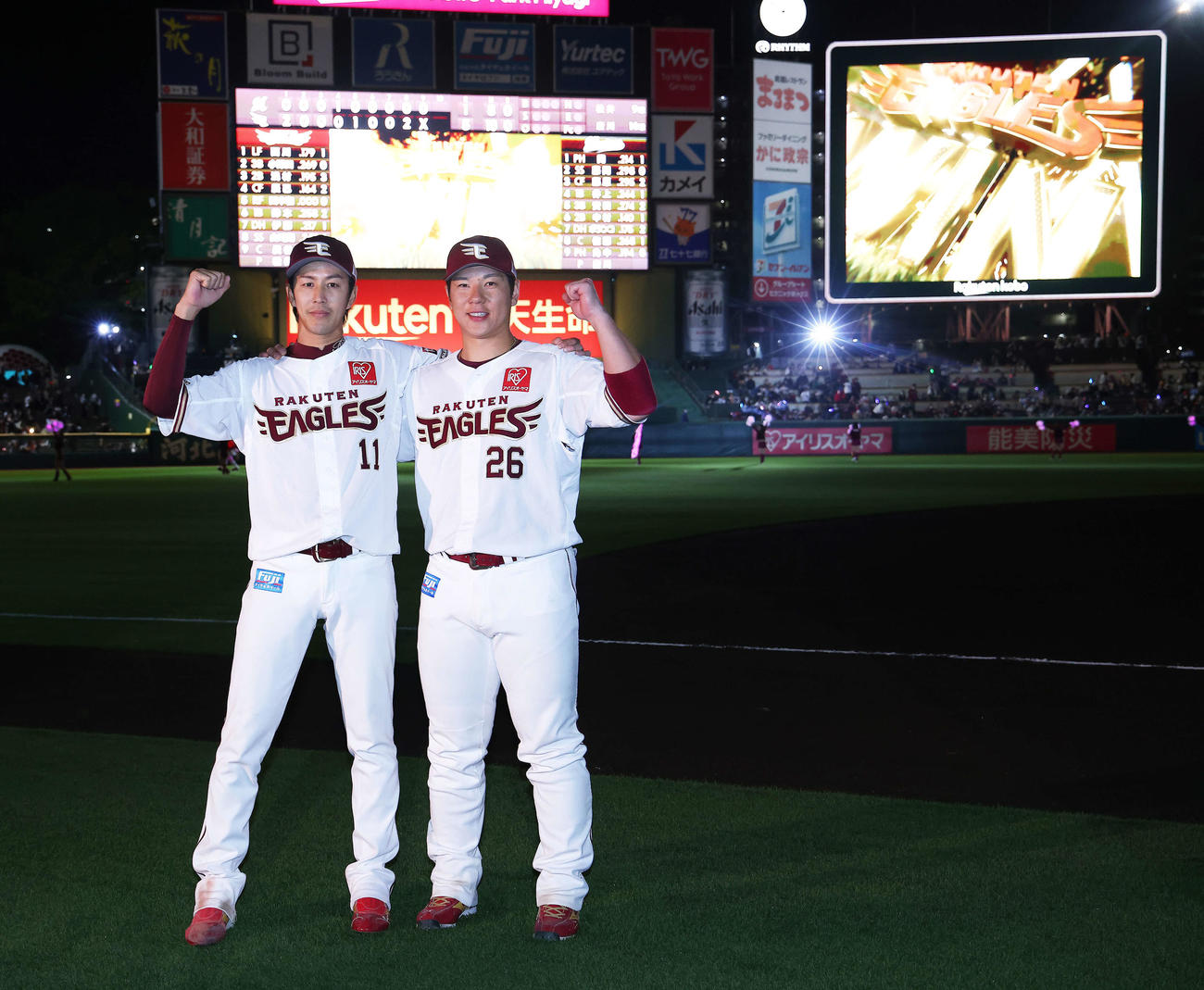 楽天対ロッテ　ロッテに勝利し、肩を組みながら写真に納まる岸（左）と炭谷（撮影・河田真司）