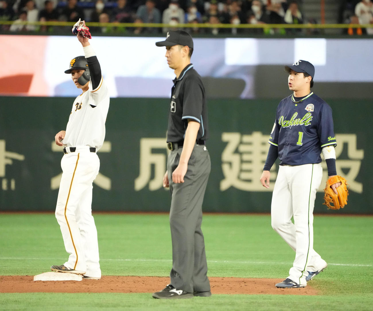 巨人対ヤクルト　7回裏巨人2死、坂本は左二塁打を放ちベンチのナインの祝福に応える。右はヤクルト山田（撮影・小沢裕）
