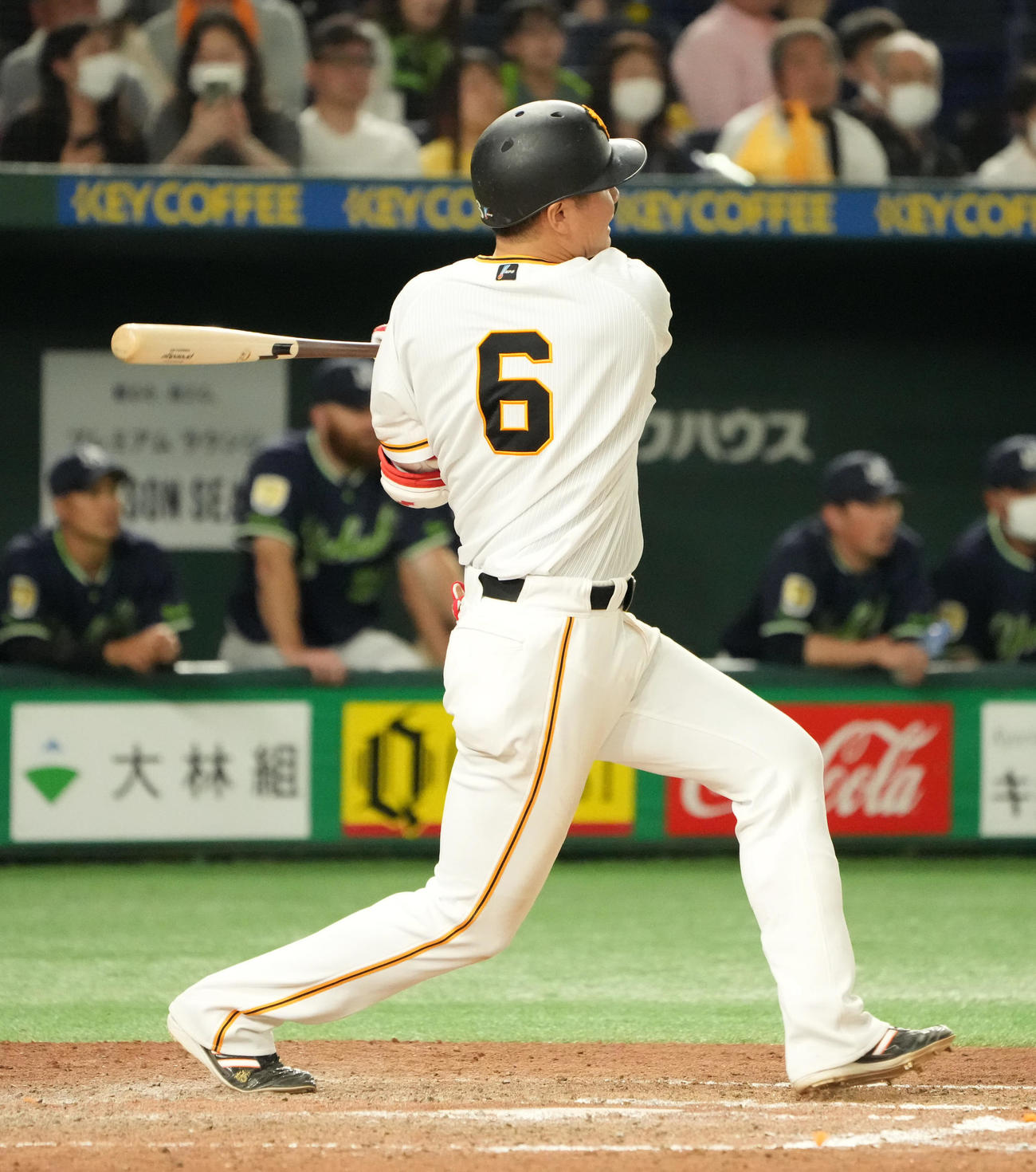 巨人対ヤクルト　7回裏巨人2死、坂本は左二塁打を放つ（撮影・小沢裕）