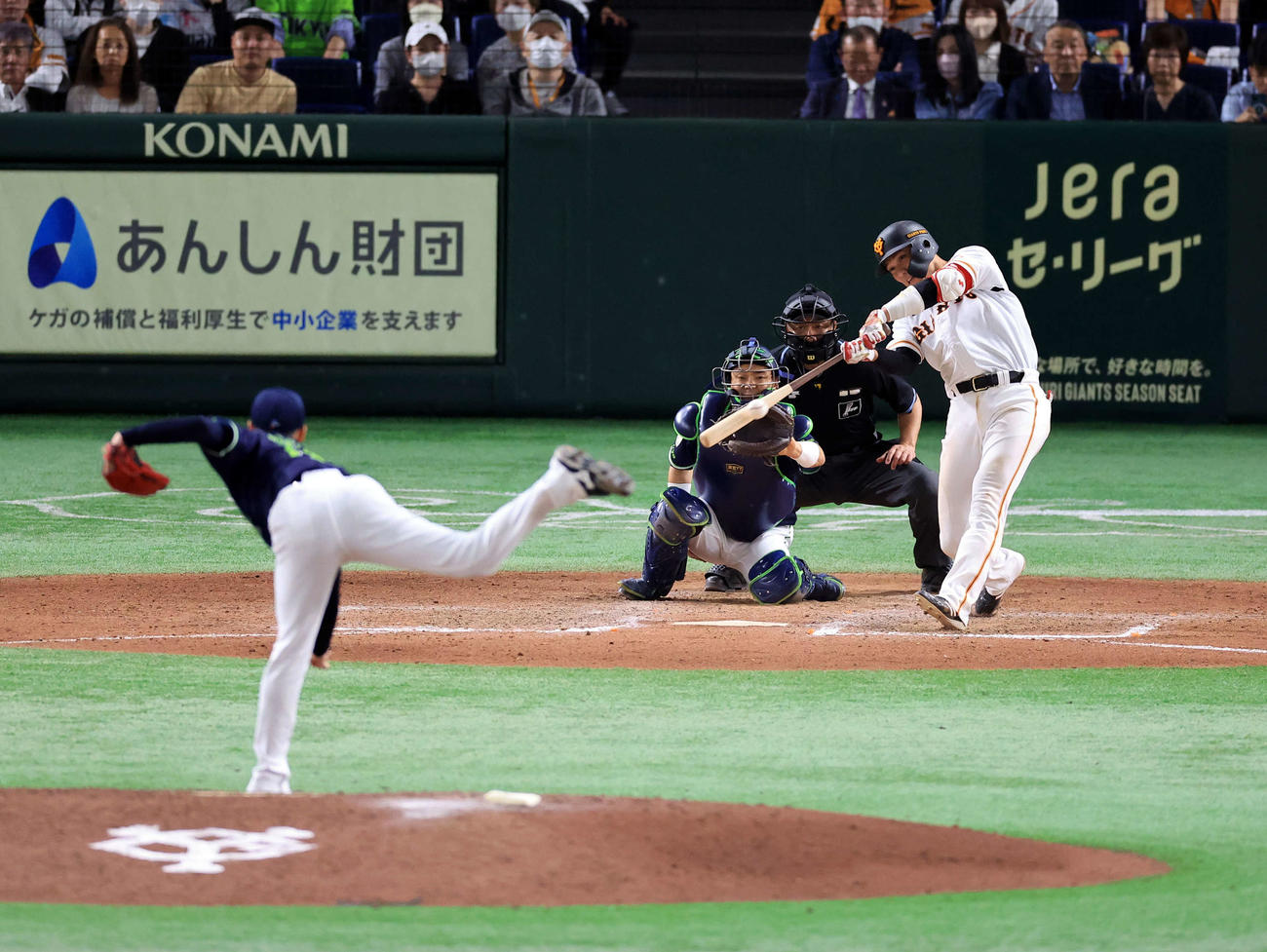 巨人対ヤクルト　7回裏巨人2死、坂本は左翼へ二塁打を放つ。投手石山（撮影・浅見桂子）
