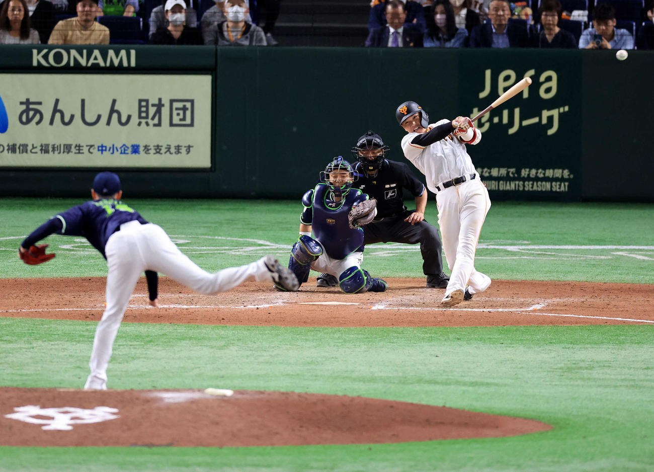 巨人対ヤクルト　7回裏巨人2死、坂本は左二塁打を放つ。投手石山（撮影・浅見桂子）