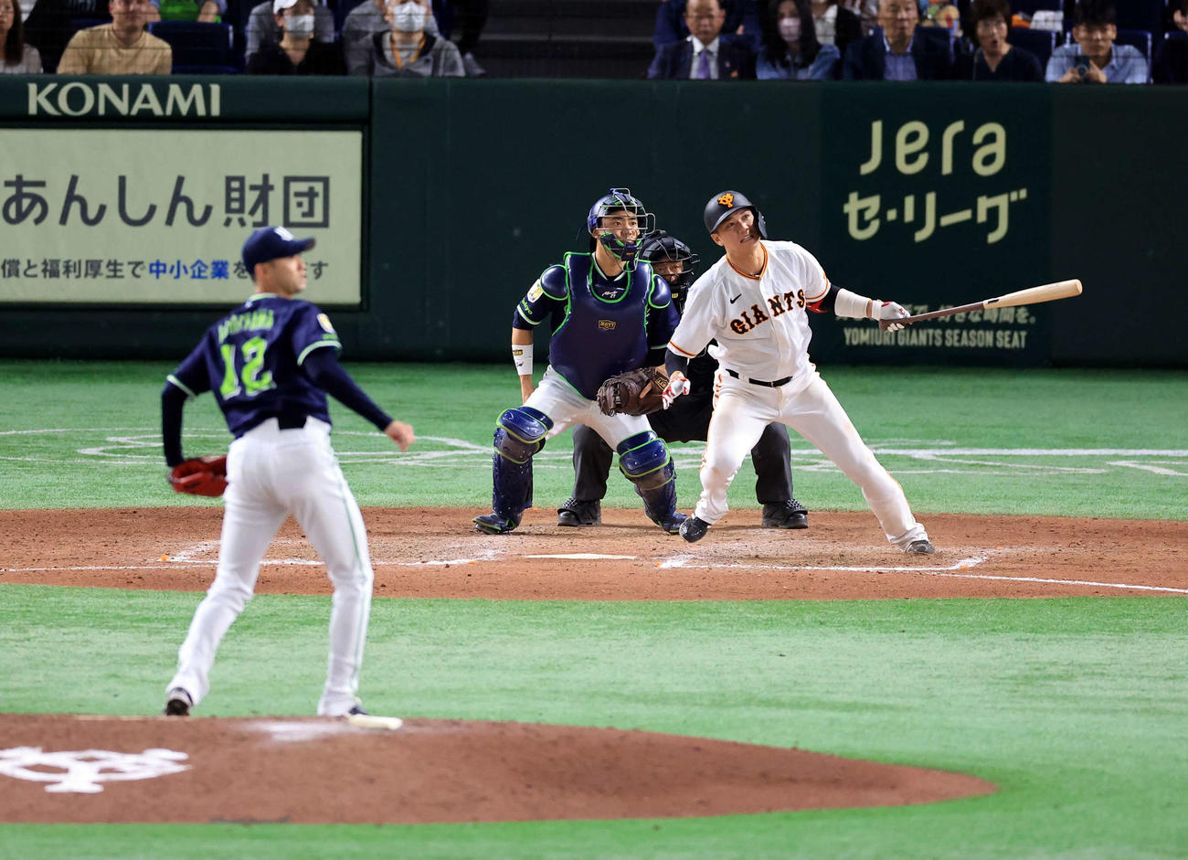 巨人対ヤクルト　7回裏巨人2死、坂本は左二塁打を放つ。投手石山（撮影・浅見桂子）