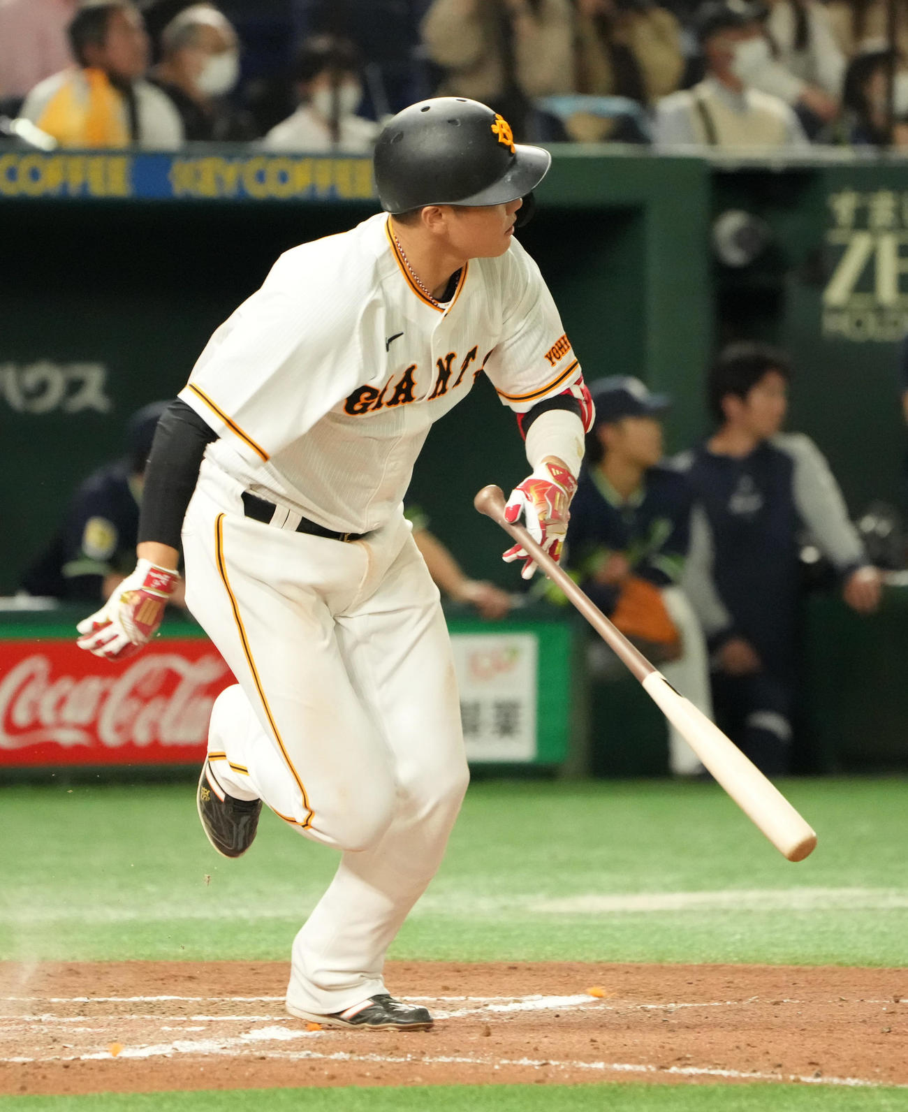 巨人対ヤクルト　7回裏巨人2死、坂本は左二塁打を放つ（撮影・小沢裕）