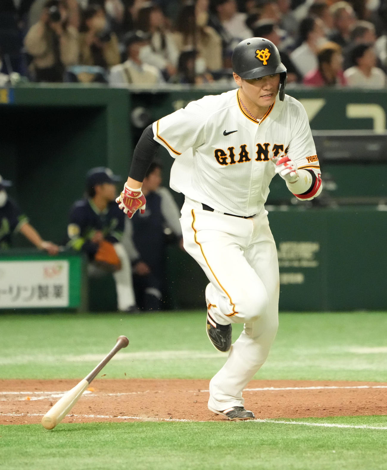 巨人対ヤクルト　7回裏巨人2死、坂本は左二塁打を放つ（撮影・小沢裕）