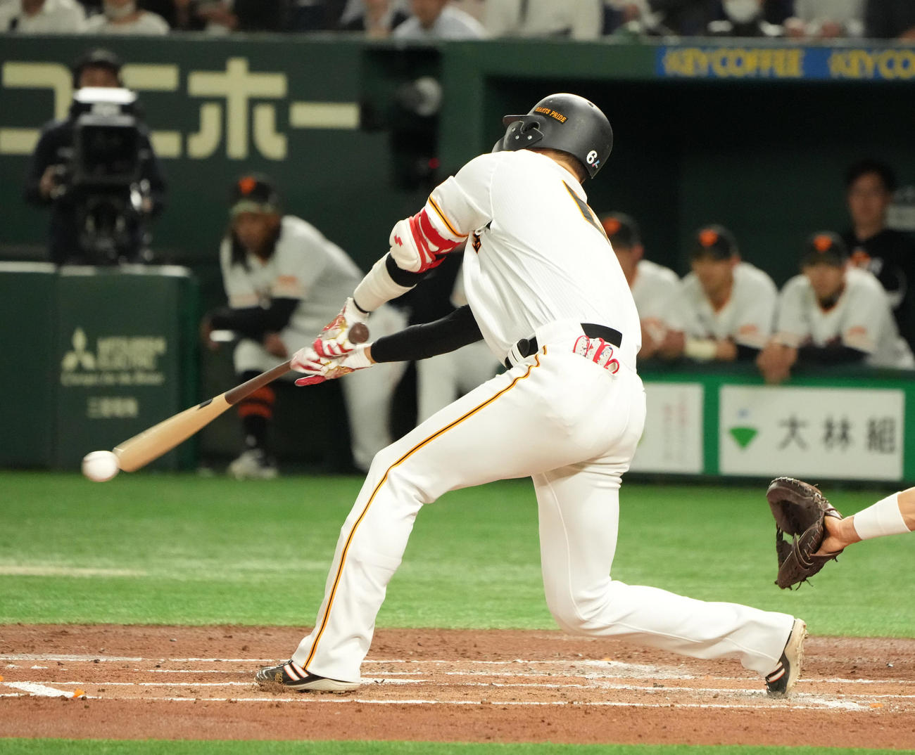 巨人対ヤクルト　1回裏巨人1死三塁、坂本は先制の左前適時打を放つ（撮影・小沢裕）
