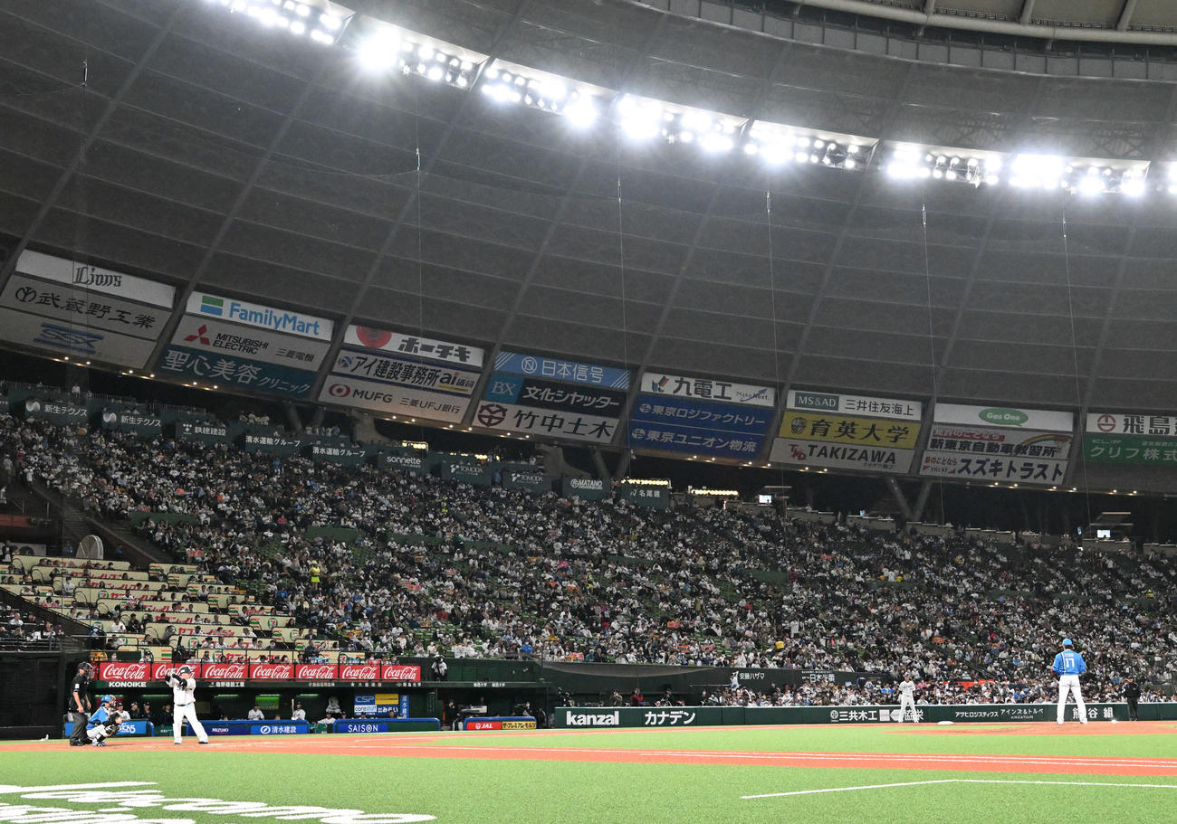 西武対日本ハム　5回裏西武無死、打席に立つ山川。投手伊藤（撮影・滝沢徹郎）