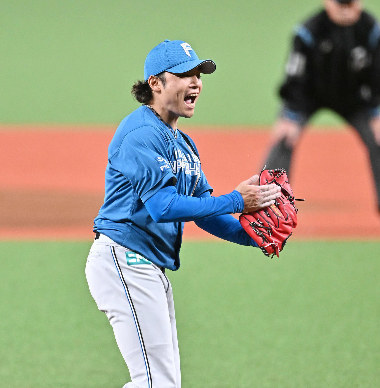 西武対日本ハム　7回裏西武2死一塁、中村を空振り三振に仕留めグラブをたたく伊藤（撮影・滝沢徹郎）