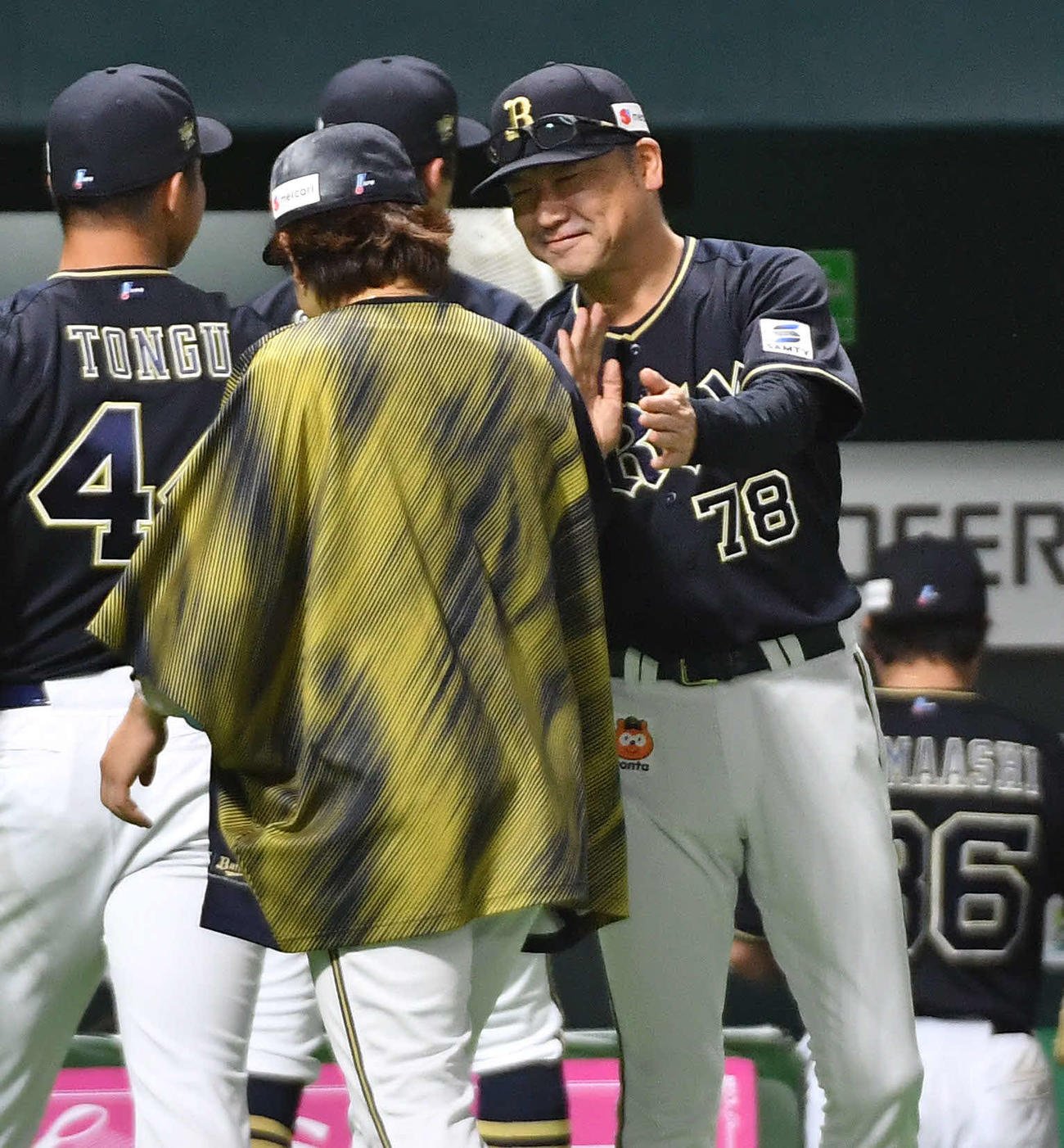 ソフトバンク対オリックス　ソフトバンクに勝利し、3勝目を挙げた宮城（左から2人目）とタッチを交わす中嶋監督（撮影・岩下翔太）