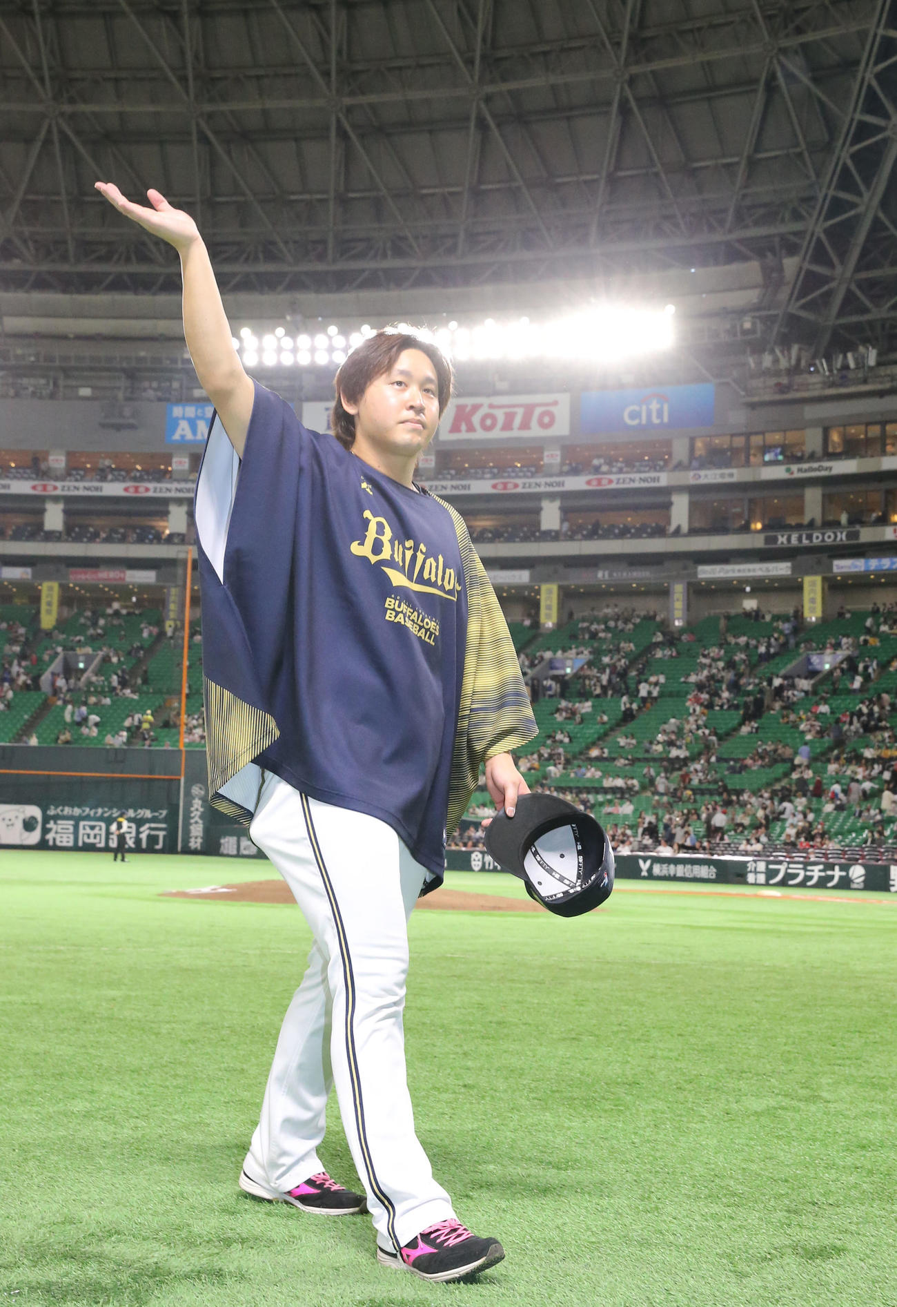 ソフトバンク対オリックス　ヒーローになった宮城はファンに手を振る（撮影・冨田成美）