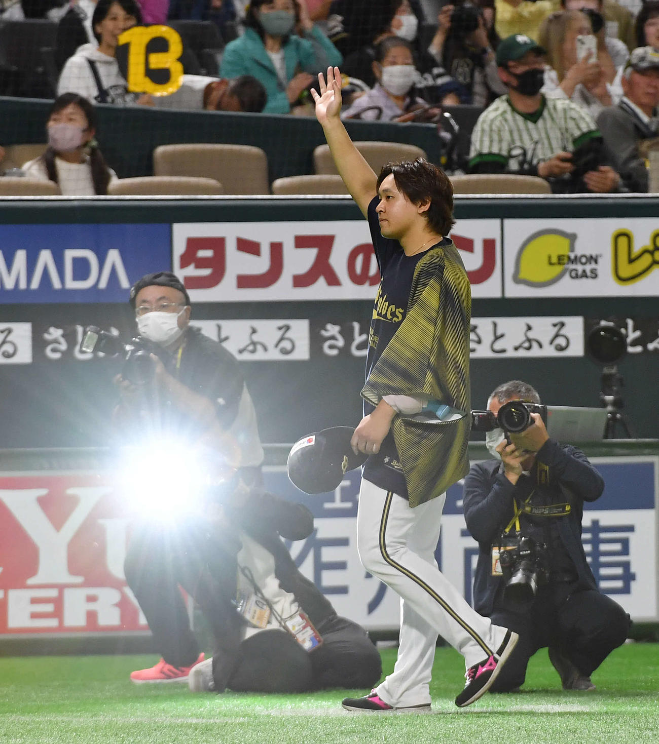 ソフトバンク対オリックス　ヒーローインタビューを終え、ファンに手を振る宮城（撮影・岩下翔太）