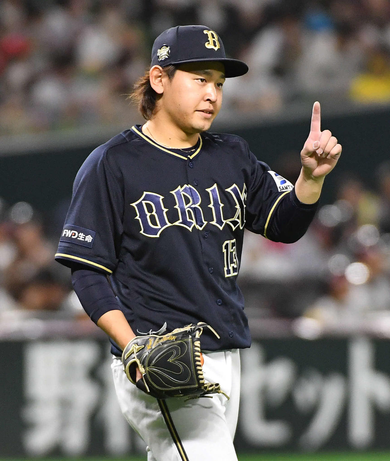 ソフトバンク対オリックス　1回裏ソフトバンク無死、佐藤直を空振り三振に抑え、指で1をつくる宮城（撮影・岩下翔太）