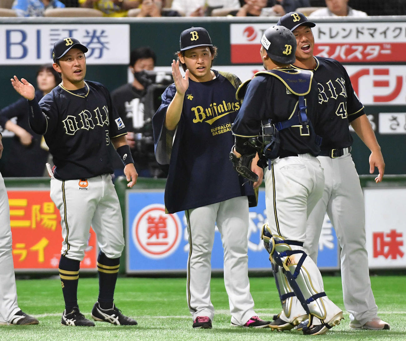 ソフトバンク対オリックス　ソフトバンクに勝利し、森（右から2人目）らオリックスナインとタッチを交わす宮城（撮影・岩下翔太）
