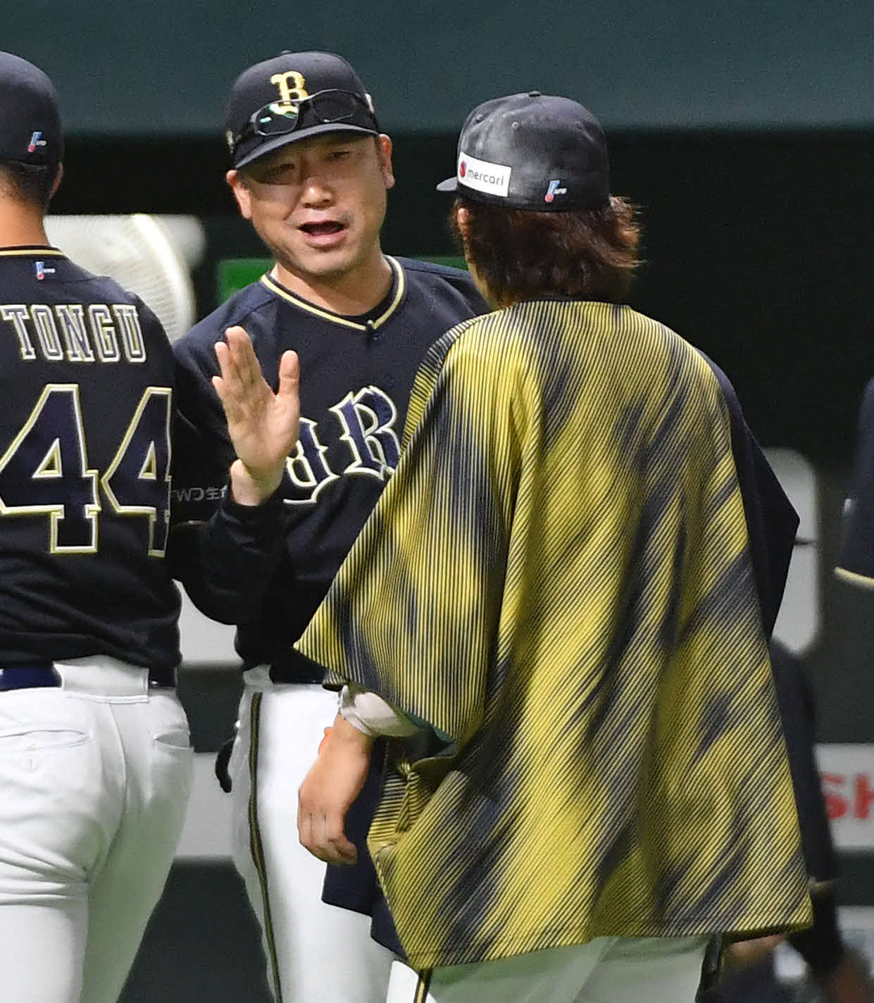 ソフトバンク対オリックス　ソフトバンクに勝利し、3勝目を挙げた宮城（右）とタッチを交わす中嶋監督（撮影・岩下翔太）