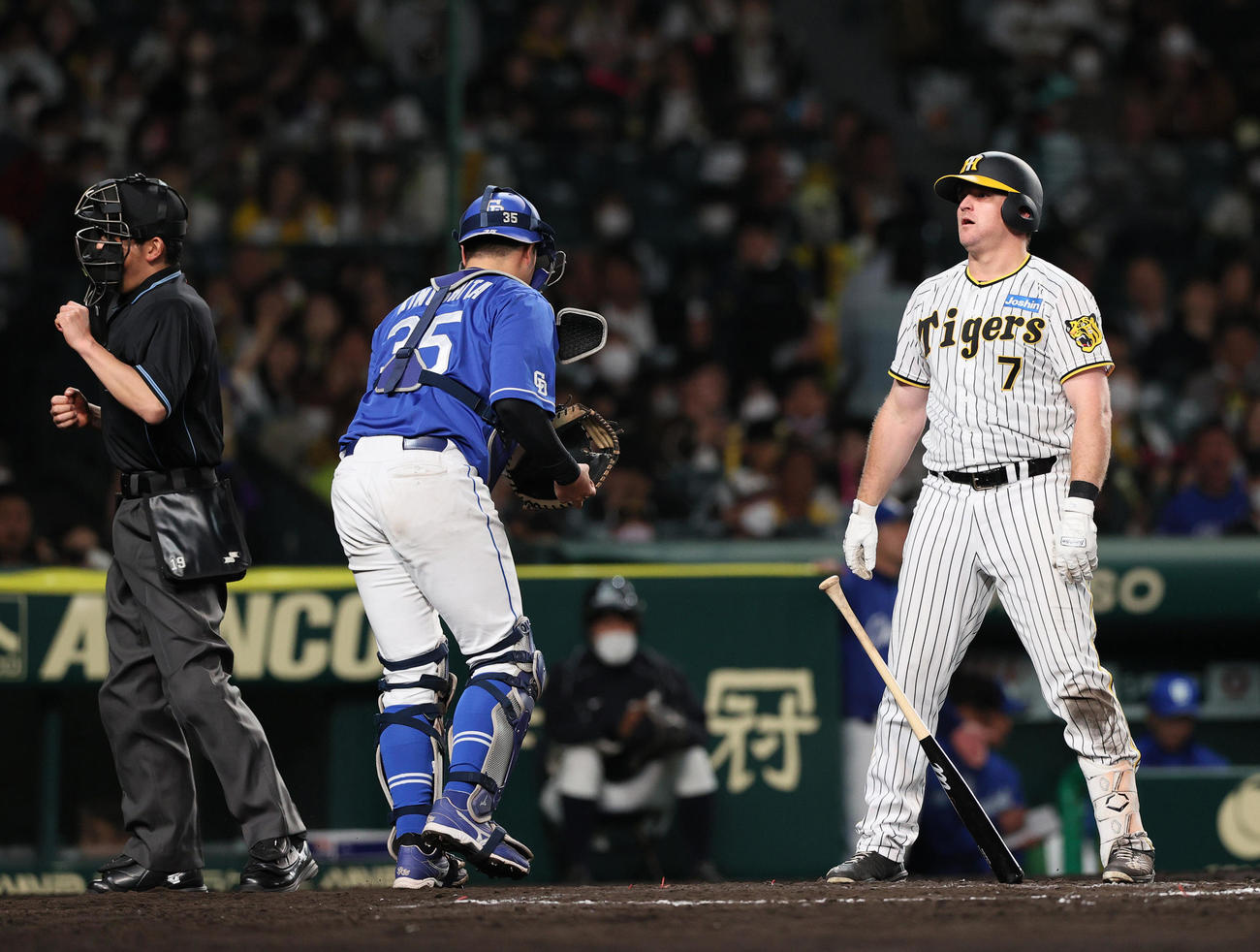 阪神対中日　8回裏阪神2死、ノイジーは見逃し三振に終わる（撮影・上山淳一）