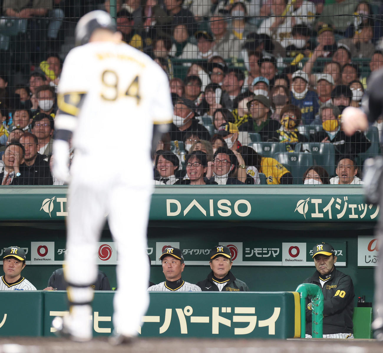 阪神対中日　7回裏阪神2死一、二塁、代打原口が空振り三振に倒れ、ベンチで厳しい表情を見せる岡田監督（右端）ら（撮影・前田充）