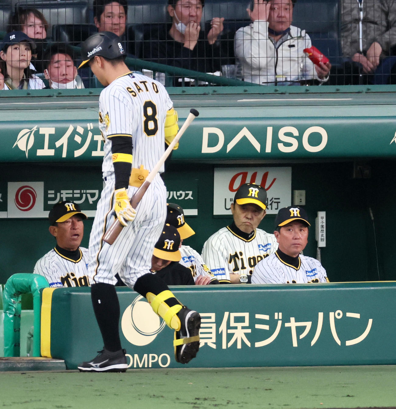 阪神対中日　2回裏阪神1死、佐藤輝は三振に倒れベンチへ引き揚げる。右は岡田監督（撮影・加藤哉）