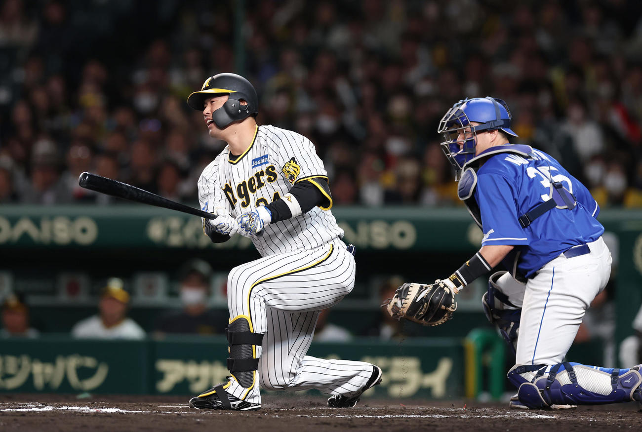 阪神対中日　7回裏阪神2死一、二塁、空振り三振に倒れる代打原口（撮影・前田充）