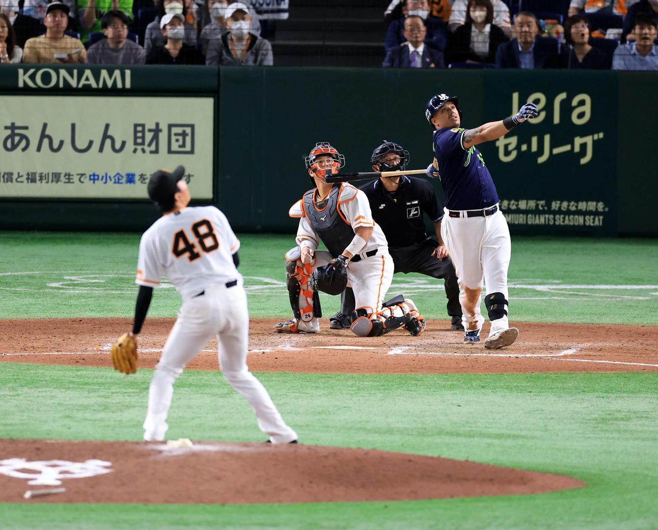巨人対ヤクルト　8回表ヤクルト1死一塁、オスナは勝ち越し左越え2点本塁打を放つ。投手田中千（撮影・浅見桂子）