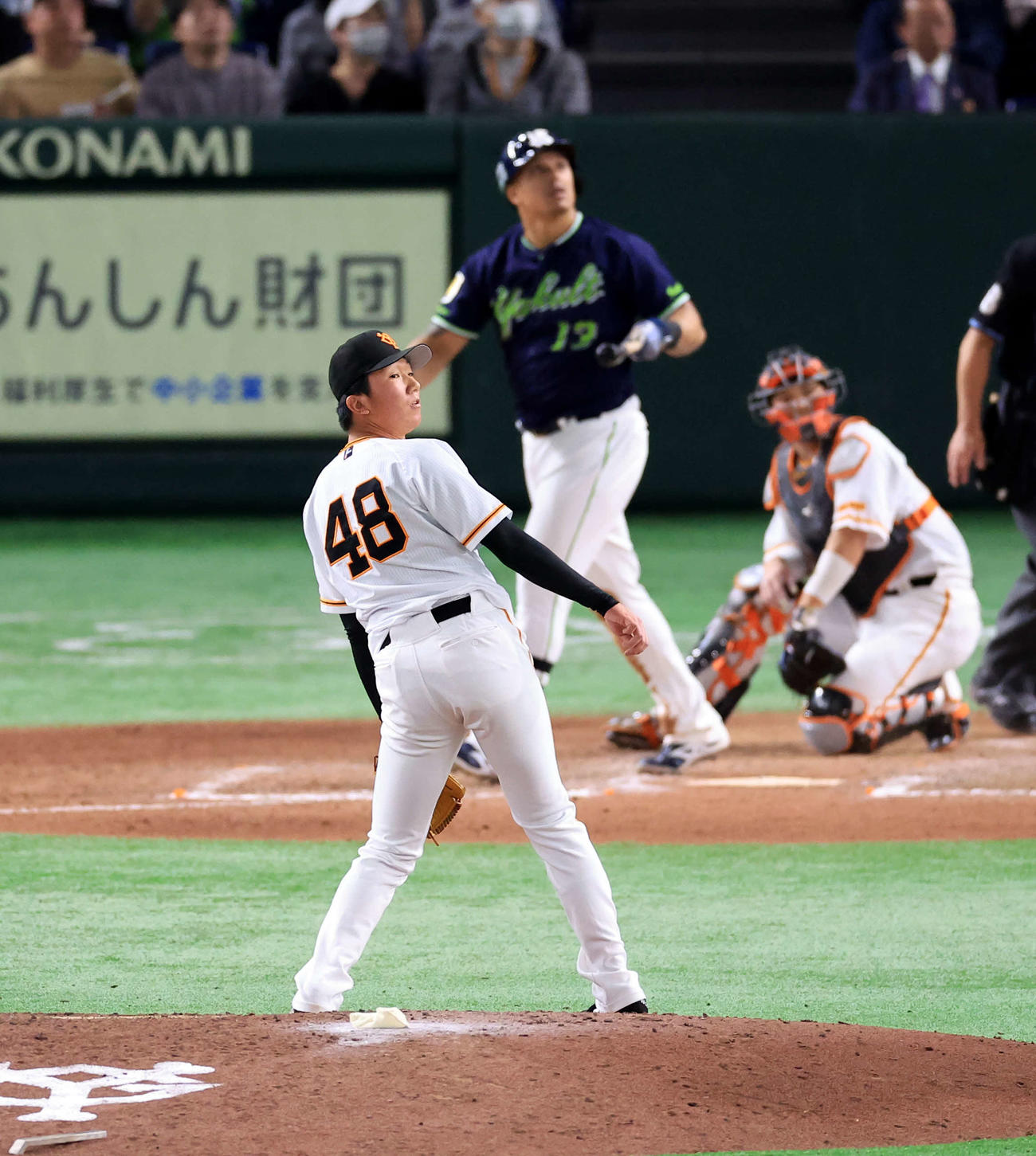 巨人対ヤクルト　8回表ヤクルト1死一塁、オスナに勝ち越し2点本塁打を許し打球を見つめる田中千（撮影・浅見桂子）