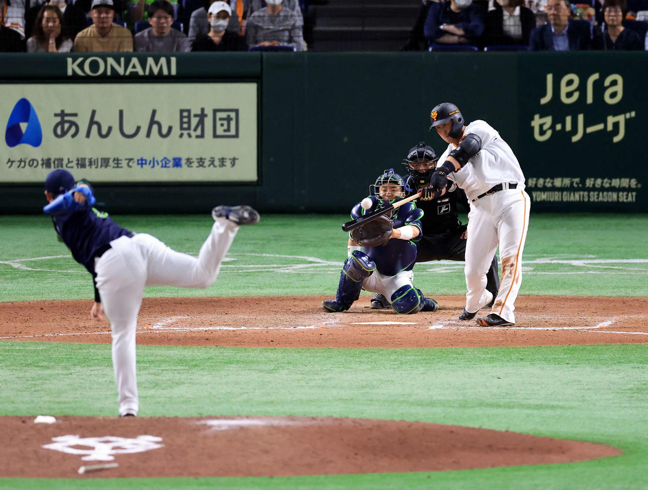 巨人対ヤクルト　8回裏巨人無死、中田翔は左越えソロ本塁打を放つ。投手清水（撮影・浅見桂子）