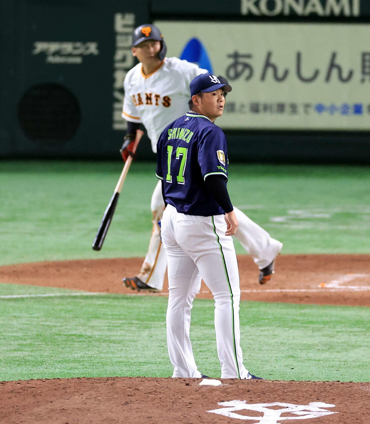 巨人対ヤクルト　8回裏巨人無死、中田翔に左越えソロ本塁打を許した清水（撮影・浅見桂子）