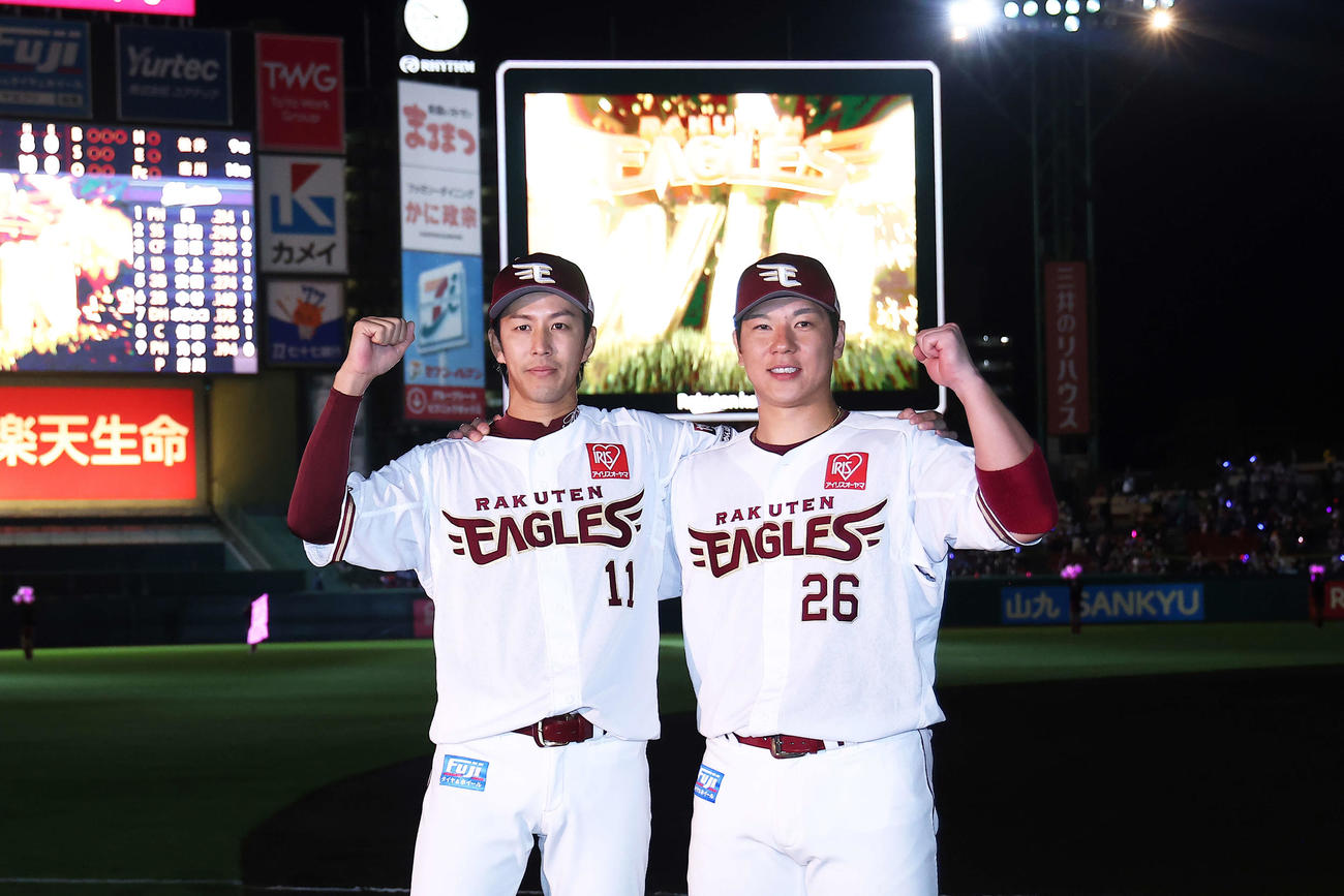楽天対ロッテ　ロッテに勝利し、肩を組みながら写真に納まる岸（左）と炭谷（撮影・河田真司）