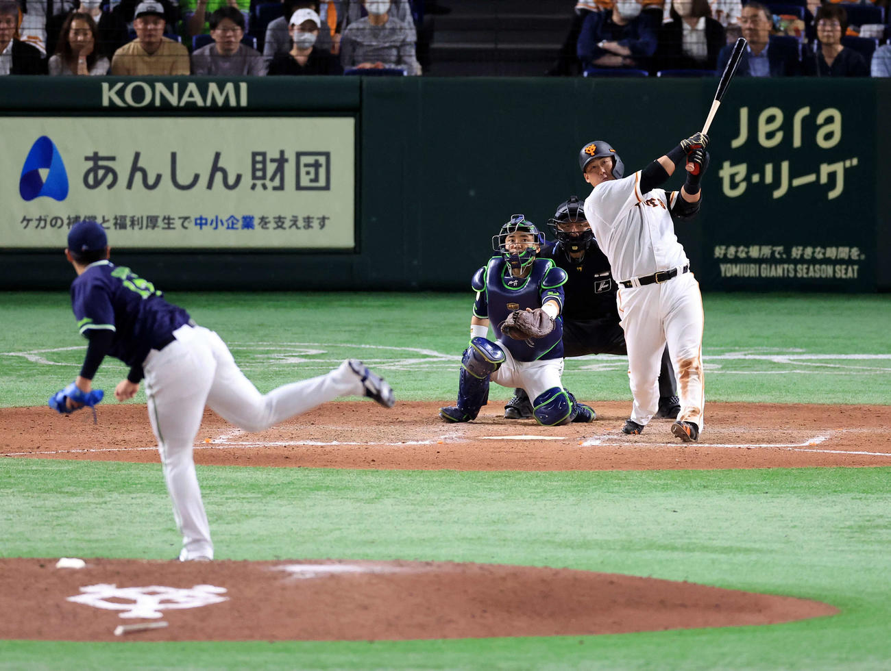 巨人対ヤクルト　8回裏巨人無死、中田翔は左越えソロ本塁打を放つ。投手清水（撮影・浅見桂子）