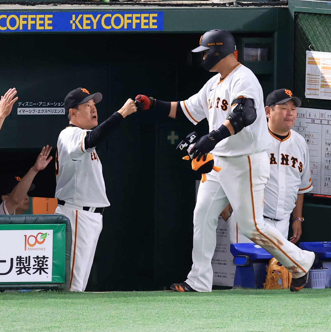 巨人対ヤクルト　8回裏巨人無死、中田翔（右）が左越えソロ本塁打を放ち、グータッチで迎える原監督（撮影・浅見桂子）